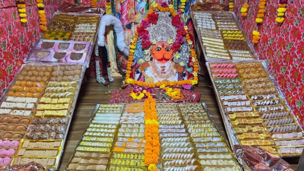 श्री तीन छत्री बालाजी धाम पर बालाजी को लगा छप्पन भोग, हुआ अन्नकूट का आयोजन श्री तीन छत्री बालाजी धाम पर बालाजी को लगा छप्पन भोग, हुआ अन्नकूट का आयोजन