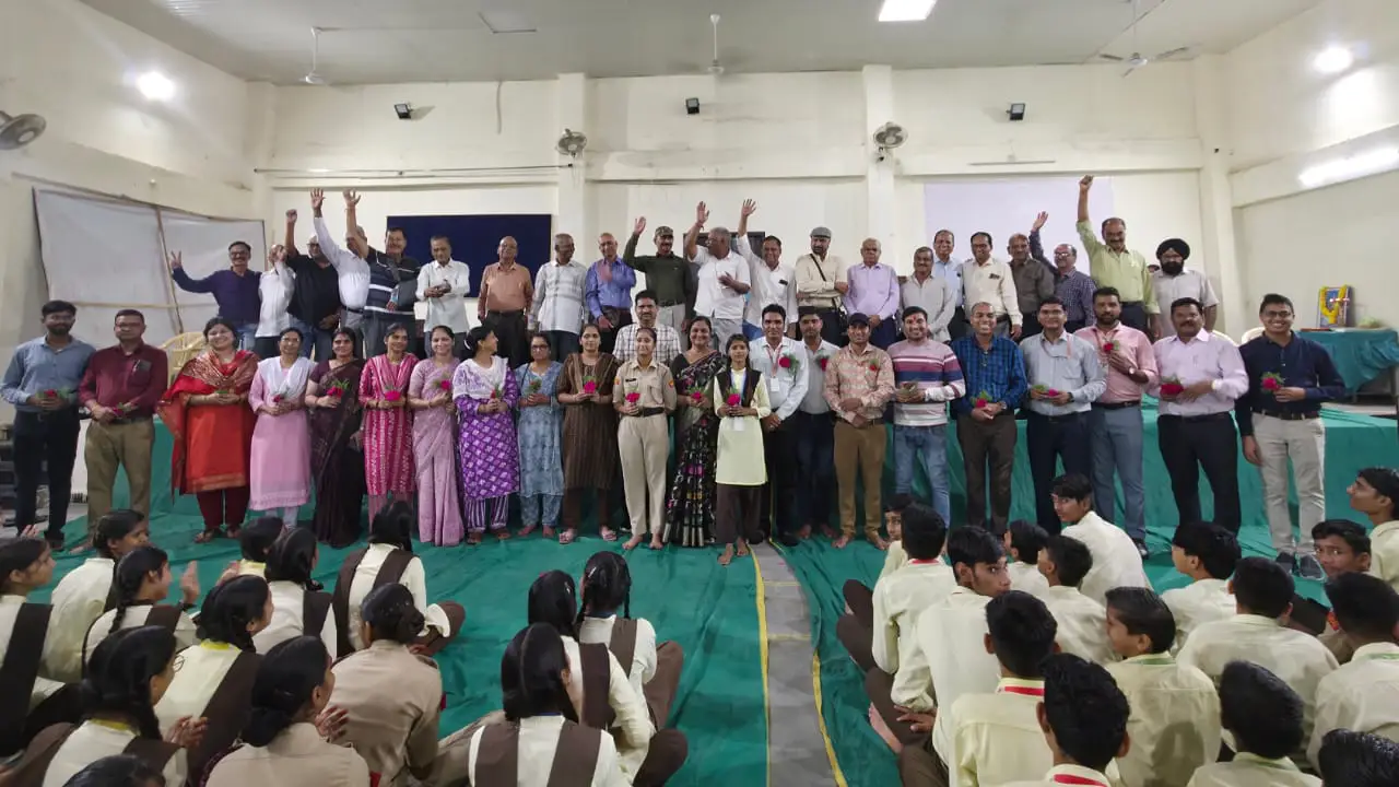 उत्कृष्ट विद्यालय में  पूर्व छात्र धरा का वंदन करने उपस्थित हुए उत्कृष्ट विद्यालय में  पूर्व छात्र धरा का वंदन करने उपस्थित हुए