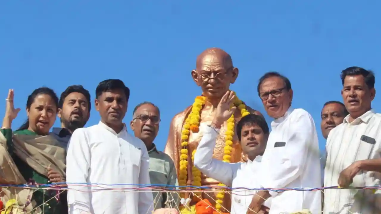 महात्मा गांधी के अहिंसा और सत्य के मार्ग ने न केवल भारत बल्कि विश्व स्तर पर लोगों को प्रेरित किया श्री गुर्जर