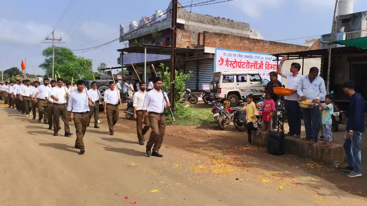चीताखेड़ा में संघ के शताब्दी वर्ष पर निकला प्रभावी अनुशासन पथ संचलन