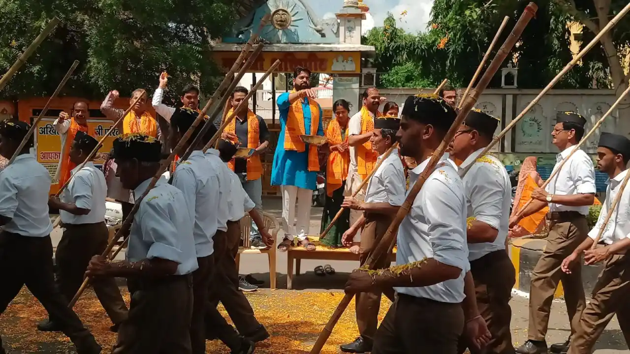 अखिल विश्व गायत्री परिवार ने किया स्वयं सेवकों का पुष्प वर्षा कर स्वागत !