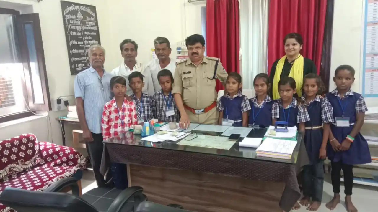 आदिवासी ग्राम विजया तलाई प्राथमिक विद्यालय के छात्र पहुंचे पुलिस थाना सिंगोली