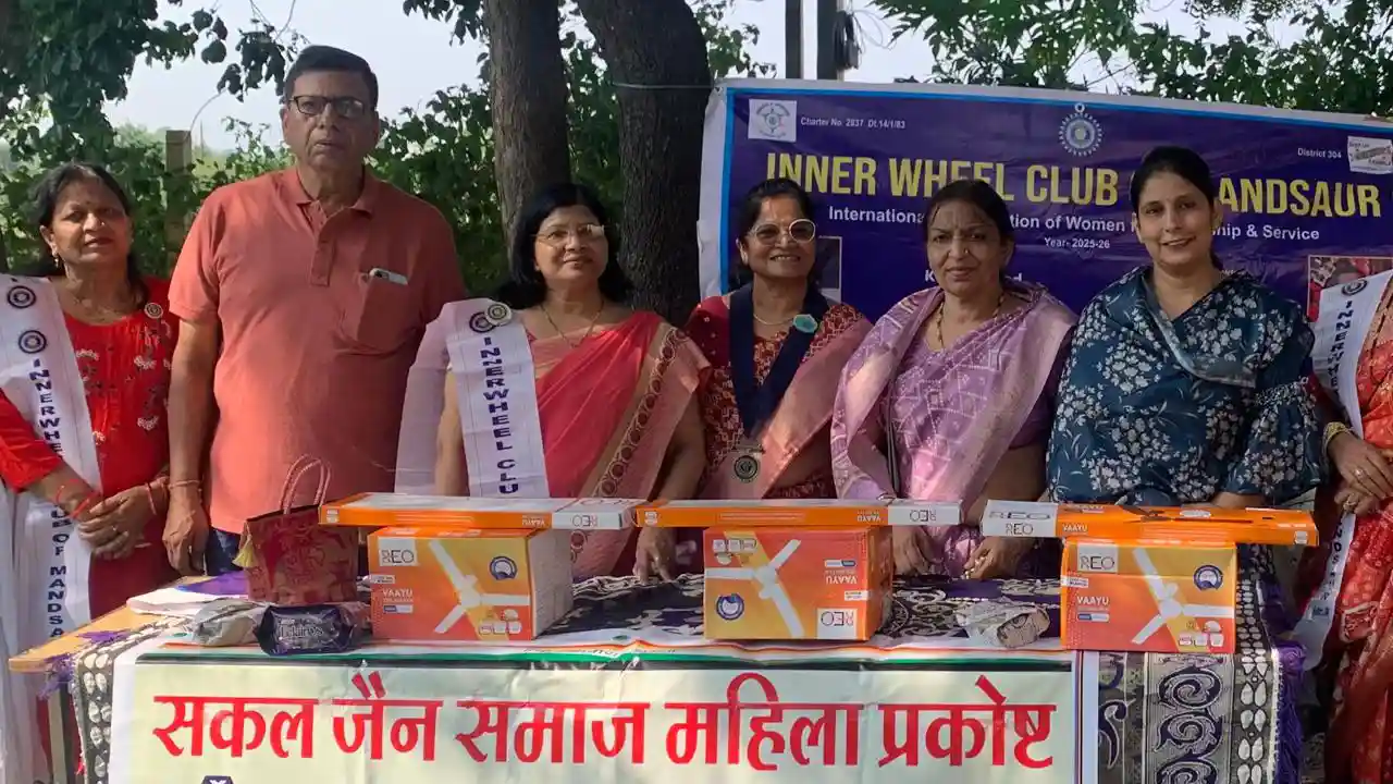 सकल जैन समाज महिला प्रकोष्ठ की ओर से बच्चों को मिला ठंडक और सुविधा का उपहार