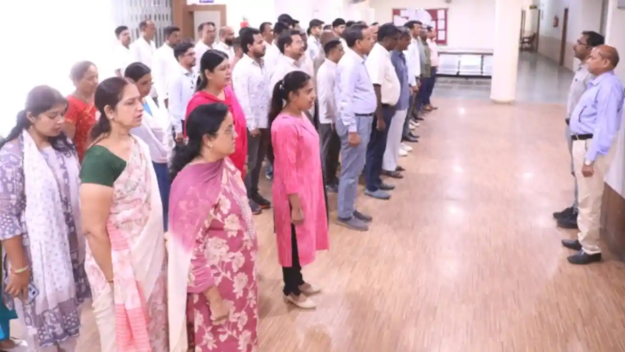 कलेक्टोरेट में सामुहिक राष्‍ट्रगॉन एवं वन्‍दे मातरम का गायन