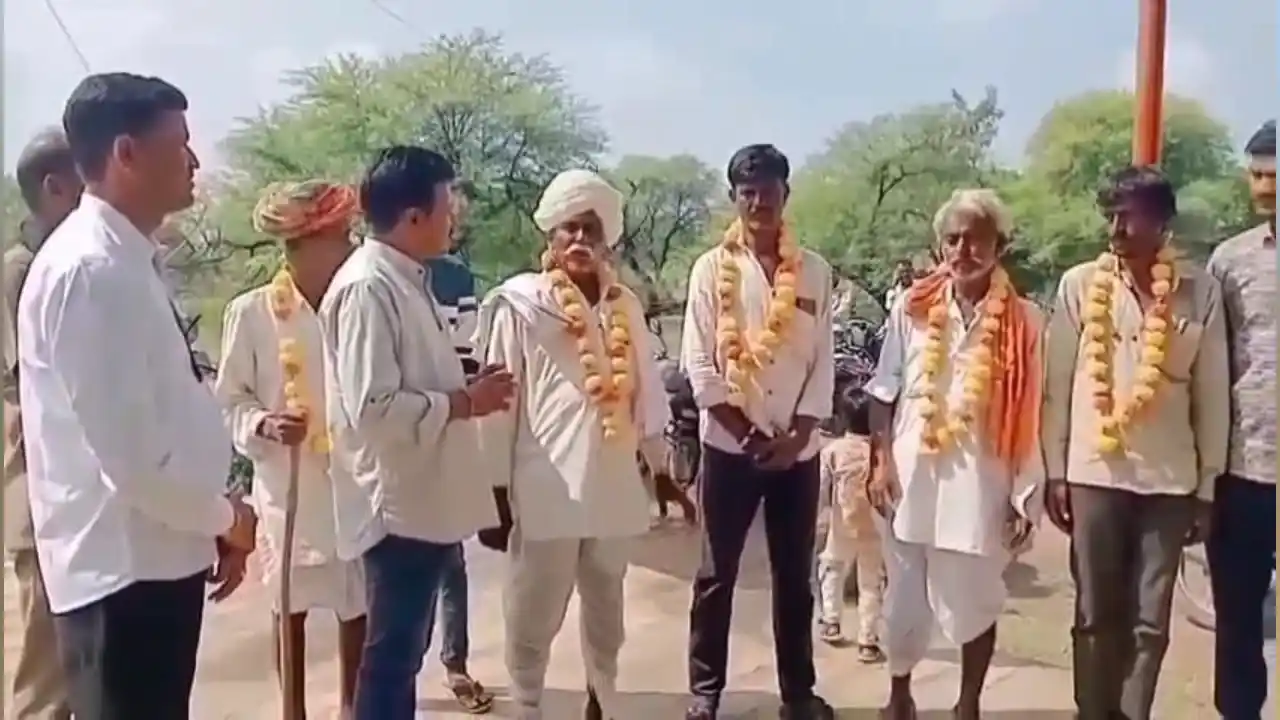 फसल नुकसानी पर किसान गोरू को मिला 14 हजार का मुआवजा