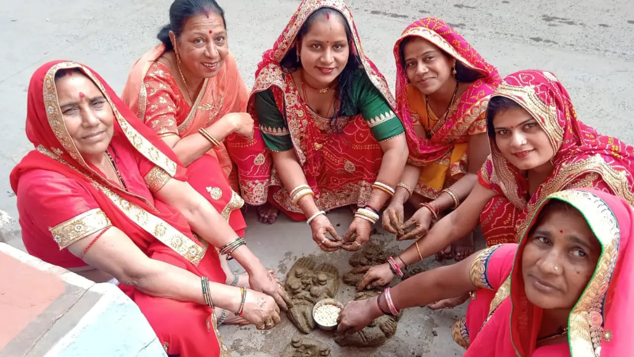 भारतीय संस्कृति के अनुरूप दीपावली के दूसरे दिन महिलाओं ने की गोवर्धन पूजा