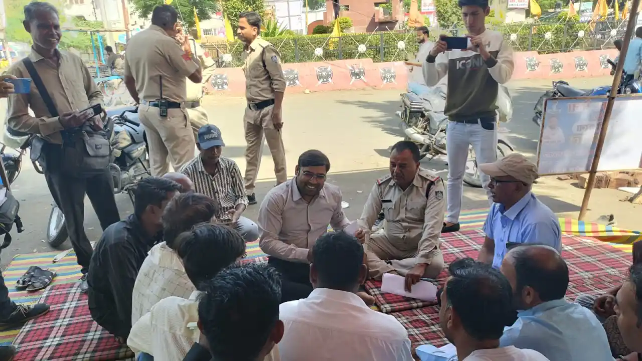 बेरोजगार सेना का धरना समाप्त, तहसीलदार ने कार्यवाही का दिया आश्वासन