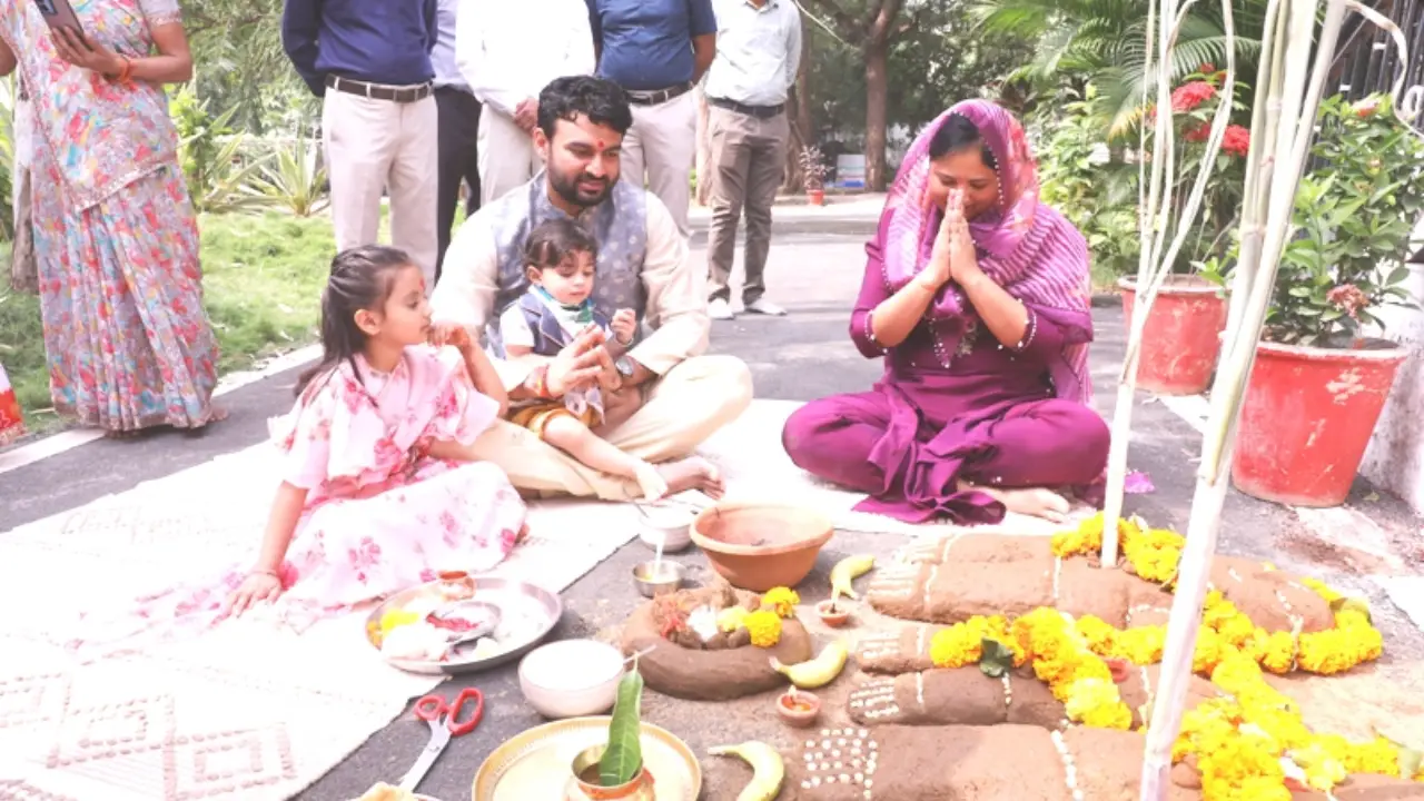 कलेक्टर ने निवास पर की गोवर्धन पूजा 