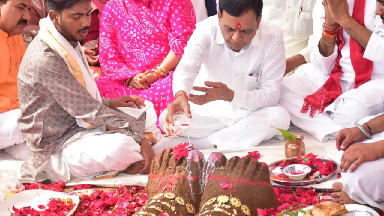 उप मुख्यमंत्री श्री देवड़ा ने लामगरी स्थित कमलमुनि चिन्मयानंद गौशाला में गोवर्धन पूजा की