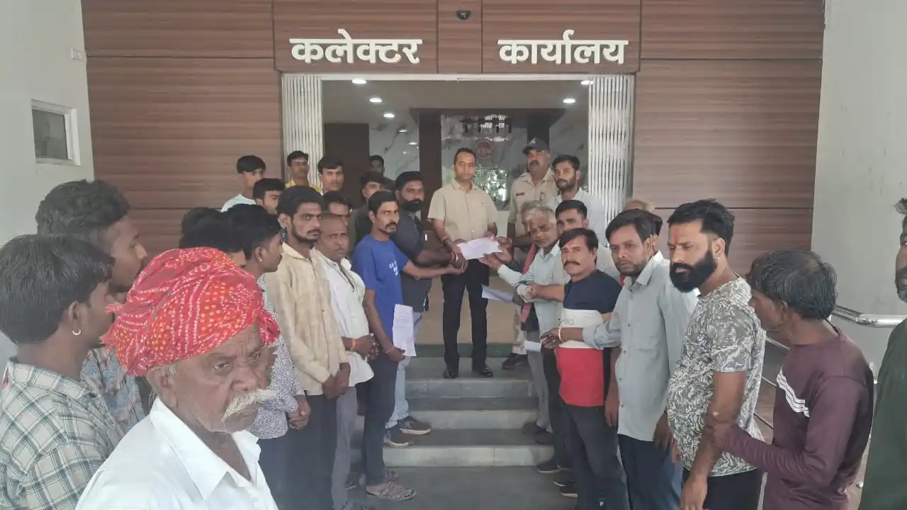 श्री बाबा रामदेव मंदिर पर पुजारी का एकाधिकार मनमर्जी से होती पुजा पाठ, अव्यवस्थाओं का बोलबाला, कलेक्ट्रेट पहुंचे श्रद्धालु दिया ज्ञापन