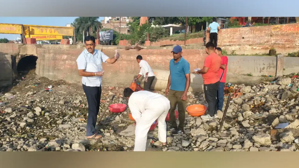 वर्षा ऋतु के बाद शिवना नदी को स्वच्छ बनाने में जुटे शिवना योद्धा