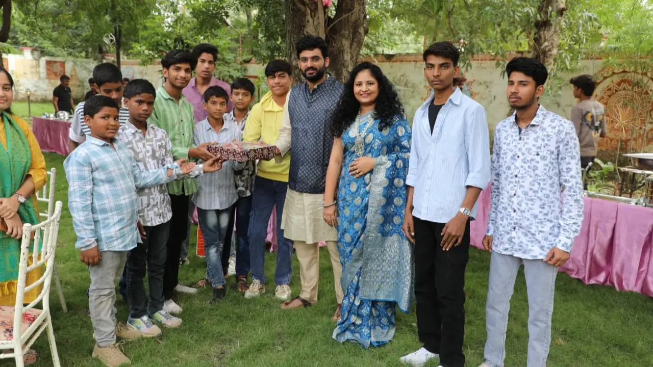 कलेक्टर श्री चंद्रा ने  परिवार सहित निराश्रित ,वृद्ध जनों और बच्चों के साथ मनाई दिवाली