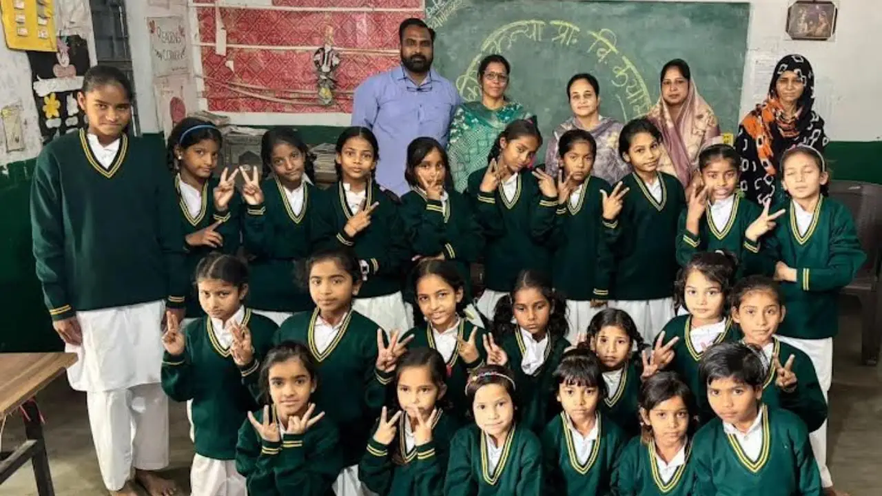 वेदांक पुरोहित ने अपनी पहली सैलरी से शासकीय विद्यालय में किया स्वेटर वितरण