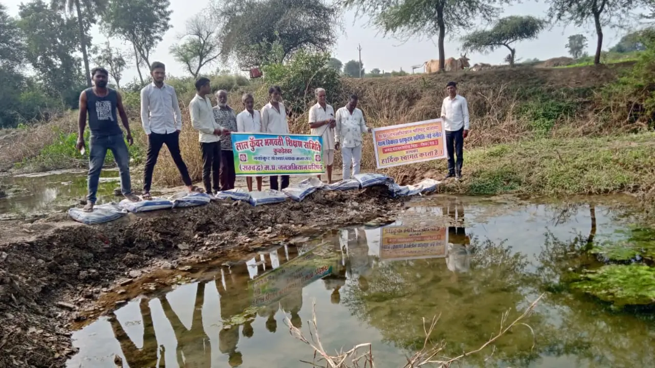 जल संचय अभियान के अंतर्गत ग्राम नई ननोर में नाले पर बोरी बंधान किया गया