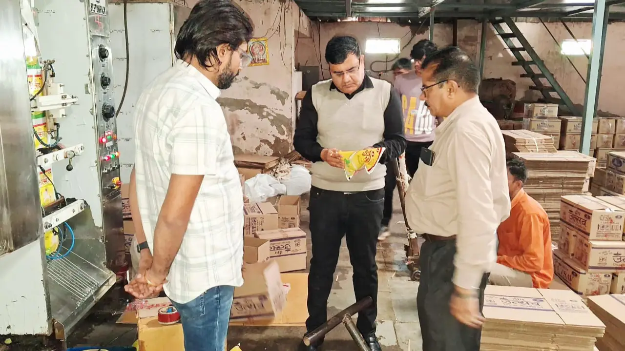 खाद्य सुरक्षा टीम ने की कार्यवाही - तेल इंडस्ट्री की आकस्मिक जांच