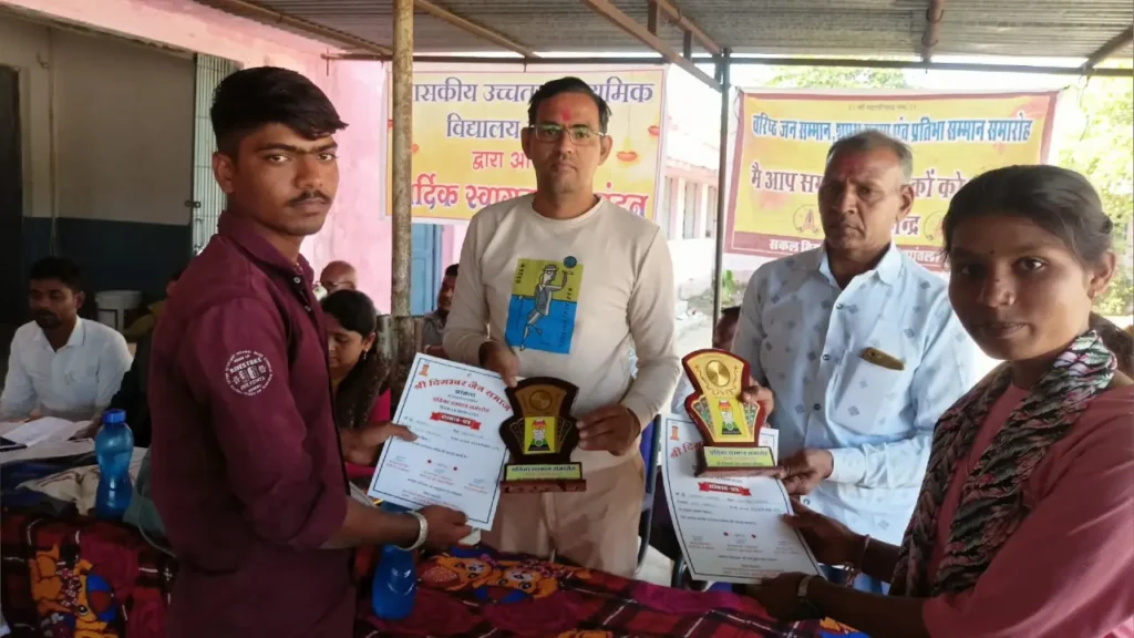 बाल दिवस पर झांतला दिगंबर जैन समाज व ग्राम पंचायत द्वारा प्रतिभावान छात्र छात्राओं का सम्मान समारोह संपन्न।