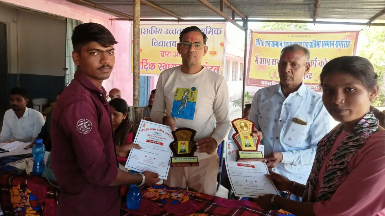 बाल दिवस पर झांतला दिगंबर जैन समाज व ग्राम पंचायत द्वारा प्रतिभावान छात्र छात्राओं का सम्मान समारोह संपन्न।