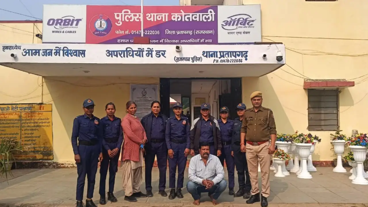 कालिका पेट्रोलिंग व निर्भया टीम द्वारा बस स्टेण्ड प्रतापगढ पर जुआ सट्टा की पर्चीया काटते हुवे एक व्यक्ति को किया डीटेन