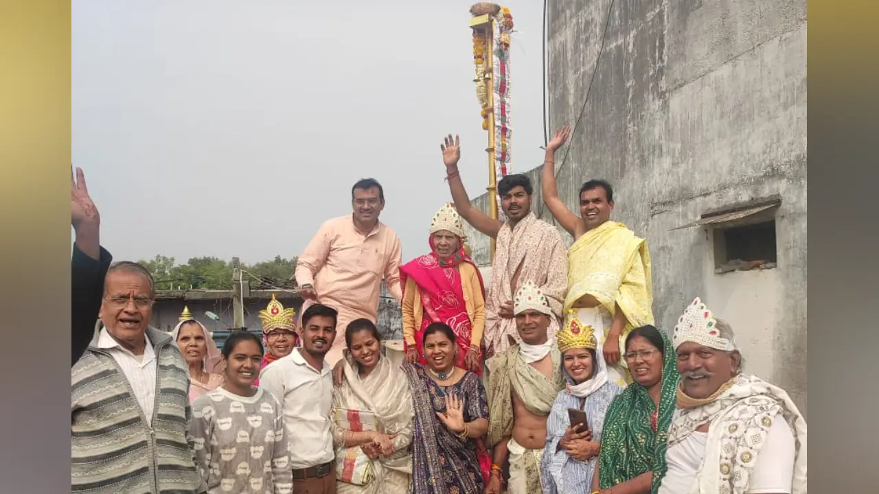 चीताखेडा के श्री चन्द प्रभु जिनालय के शिखर कलश पर चढ़ाई वार्षिय धर्म ध्वजा