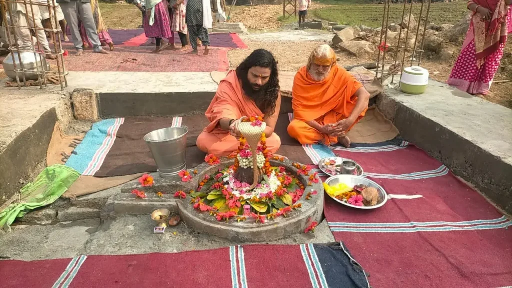 संत श्री मणिमहेश चैतन्य जी ने शिवना नदी प्राकट्य स्थान पर मंदिर पुनर्निर्माण कार्य का अवलोकन किया 