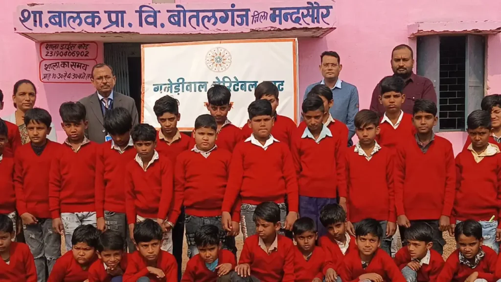 गनेड़ीवाल चेरिटेबल ट्रस्ट ने स्कूल में भेंट किया फर्नीचर और स्वेटर