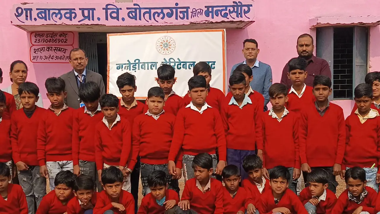 गनेड़ीवाल चेरिटेबल ट्रस्ट ने स्कूल में भेंट किया फर्नीचर और स्वेटर