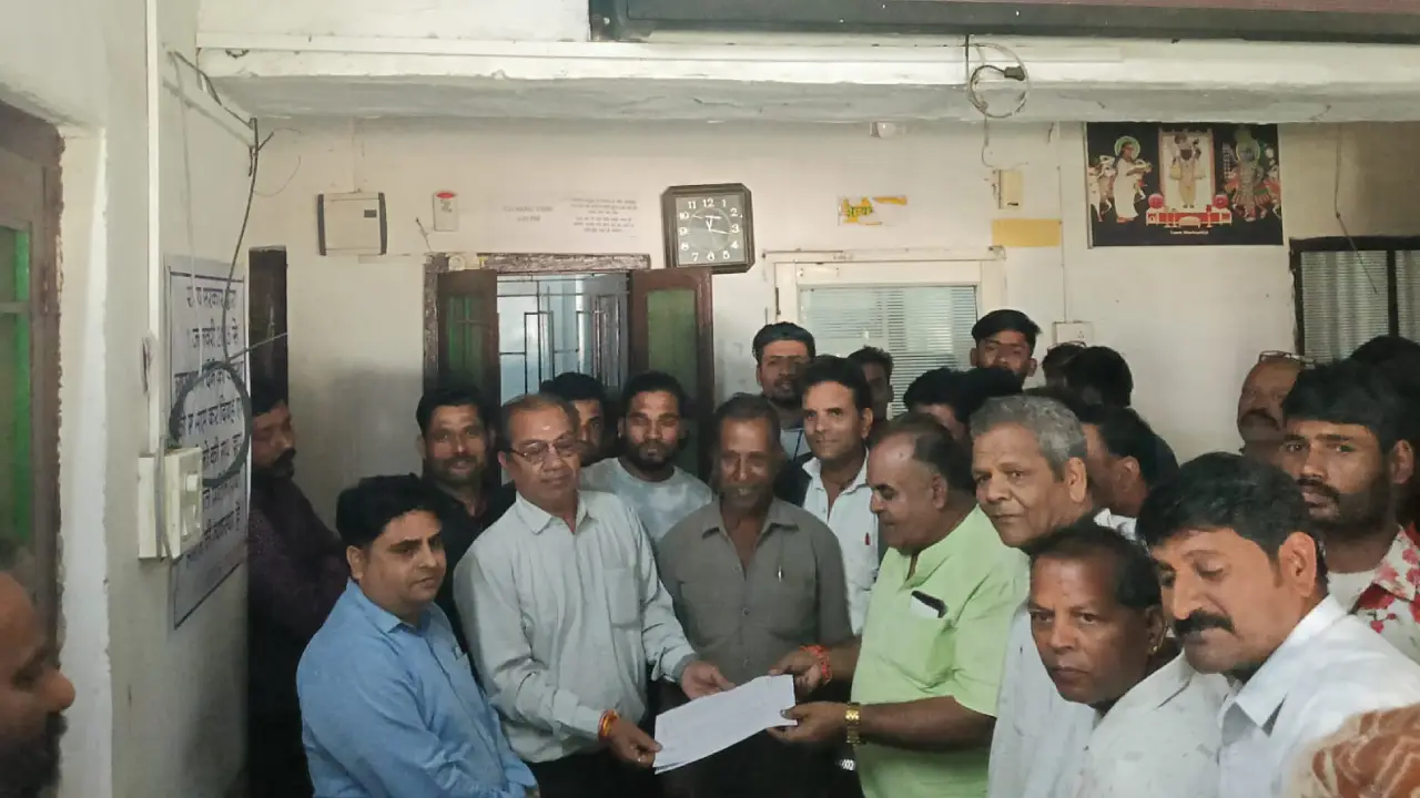 कृषि उपज मंडी द्वारा गुमटी धारकों को परेशान करना मिली भगत कर आवंटित 38 दुकानो को आवंटन करने के संबंध में कृषि उपज मंडी का किया घेराव