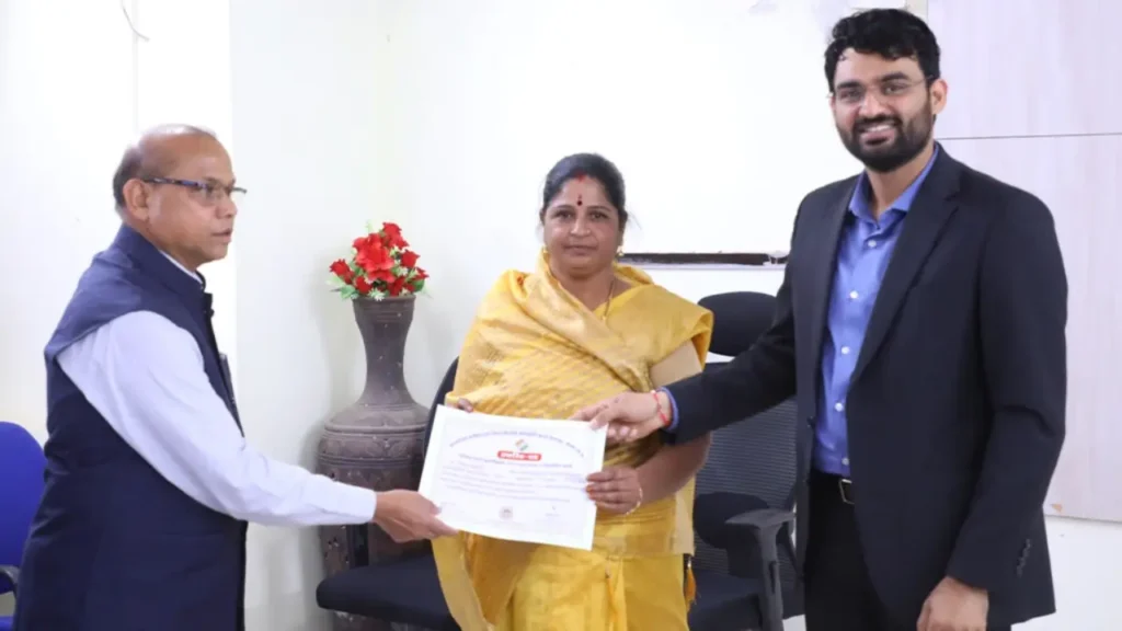 कलेक्‍टर ने शतप्रतिशत इम्‍यूरेशन फार्म डिजिटाईज्‍ड कर चुके 50 बी.एल.ओ. का सम्‍मान