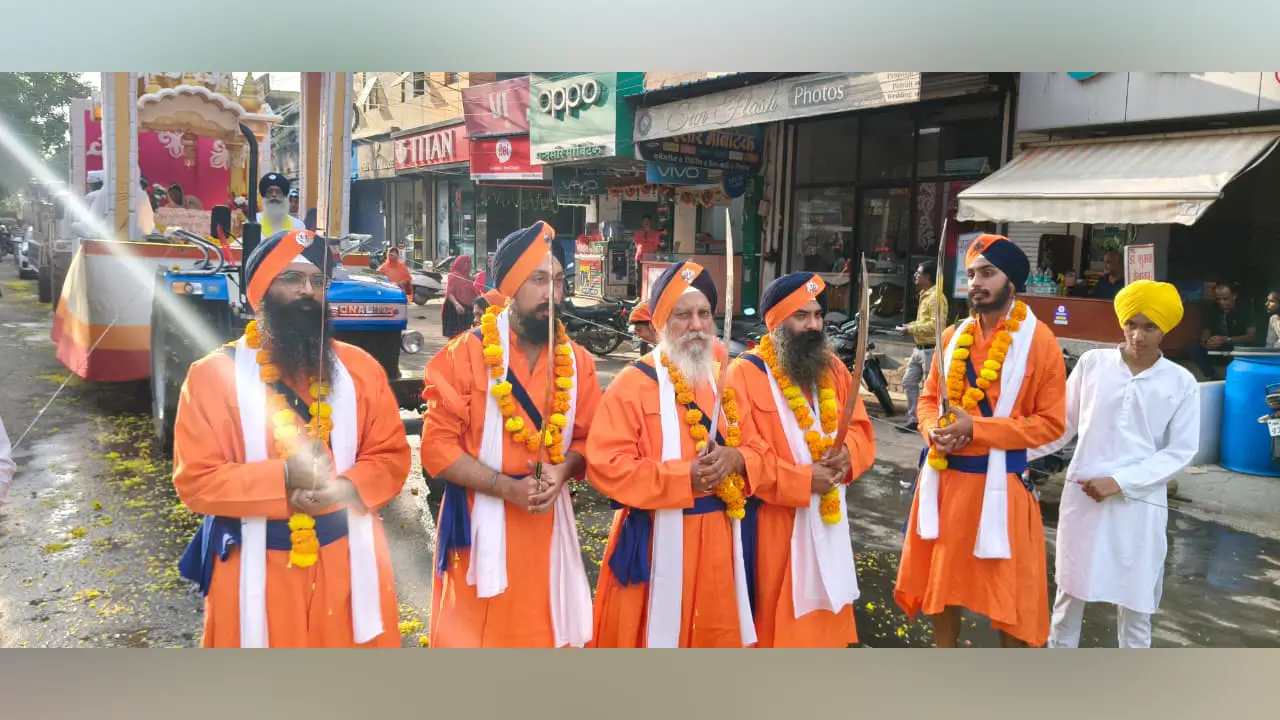 गुरुनानक देव के प्रकाश पर्व पर निकाले गए चल समारोह का कांग्रेसजन ने पुष्प वर्षा कर किया स्वागत