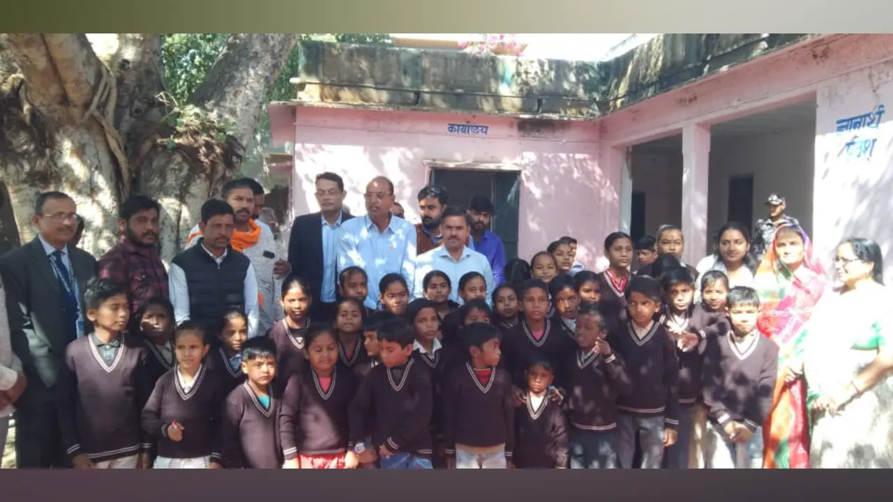 गनेड़ीवाल चेरिटेबल ट्रस्ट ने स्कूल में भेंट किया फर्नीचर और स्वेटर