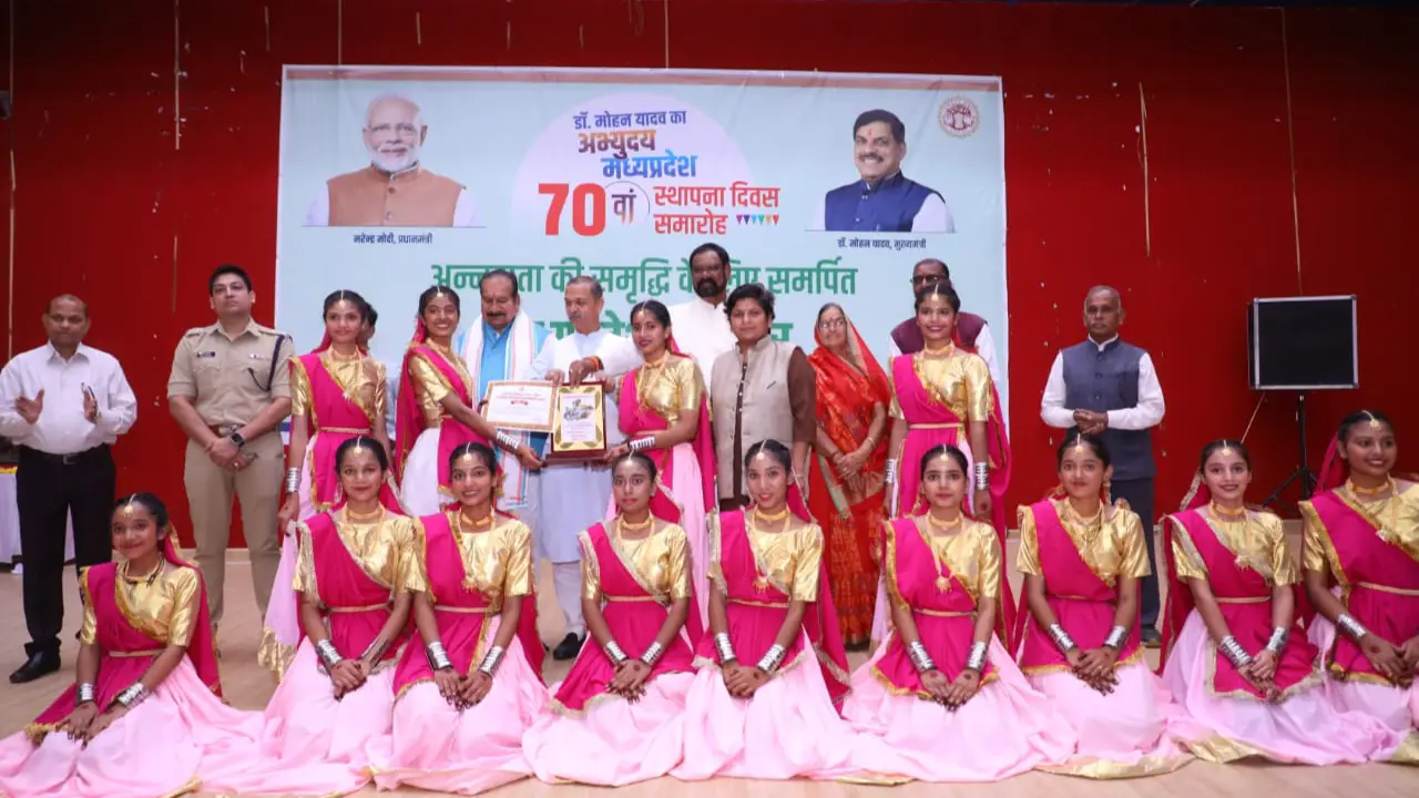 नीमच में प्रदेश की गौरव गाथा और रंगारंग सांस्कृतिक कार्यक्रमों की प्रस्तुति के साथ मनाया गया मध्यप्रदेश का स्थापना दिवस