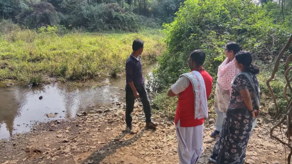 नवांकुर संस्था श्री श्री मॉ शक्ति संस्थान द्वारा जल संरक्षण हेतु बोरी बंधान स्थल का दौरा कर जिला समन्वयक द्वारा निरीक्षण किया