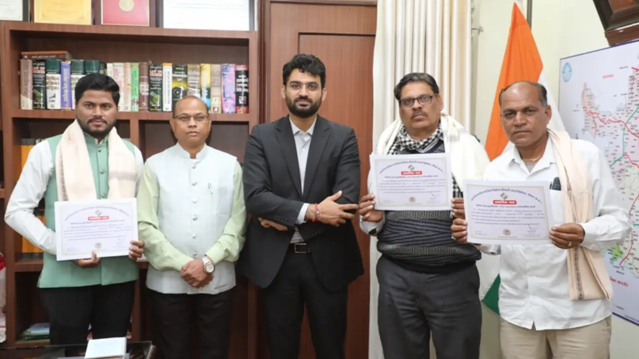 कलेक्‍टर श्री चंद्रा द्वारा शत-प्रतिशत कार्य पूर्ण करने वाले बीएलओं सम्‍मानित