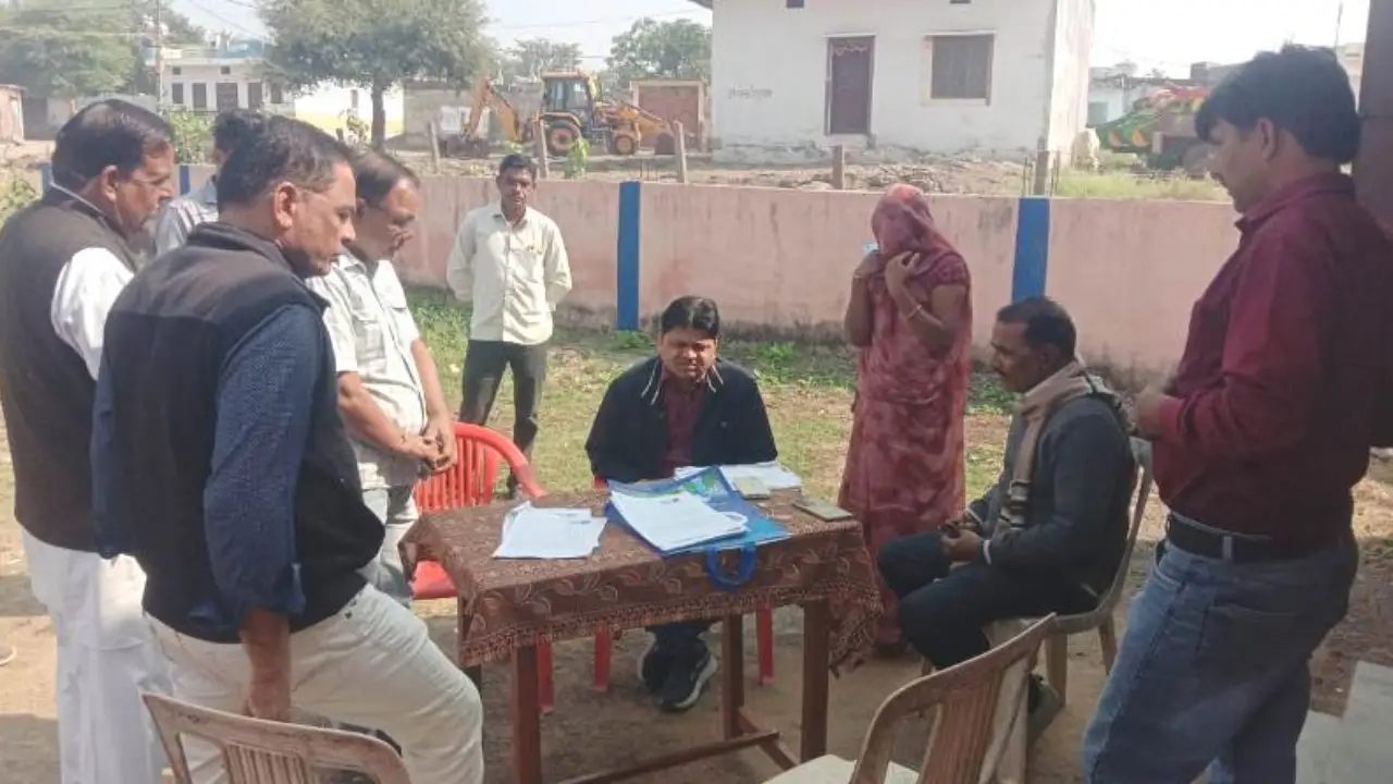 तहसीलदार मनासा ने ग्राम कचौली में एस.आई.आर.कार्य का निरीक्षण किया 