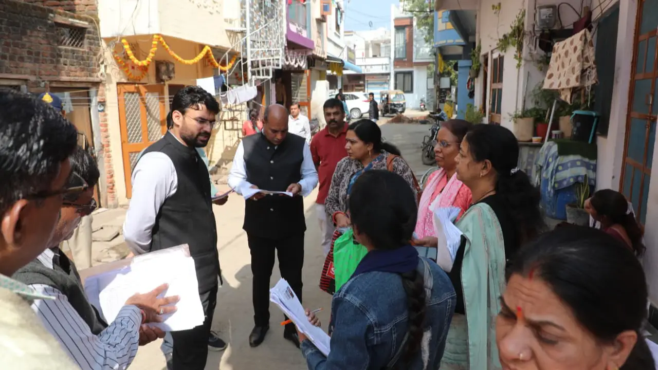 कलेक्टर श्री चंद्रा ने बीएलओ द्वारा घर-घर सर्वे कर, एसआईआर कार्य का किया आकस्मिक निरीक्षण