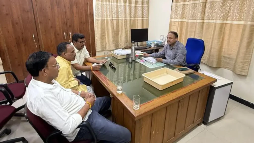 किसानों को सिंचाई के लिए 10 घन्टे दिन में बिजली देने की मांग को लेकर एसी से मिले कांग्रेसनेता