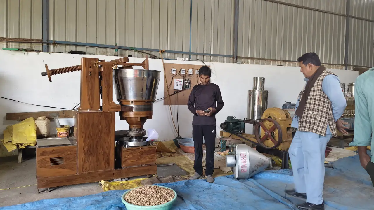 प्रकृति से जुड़कर प्राकृतिक तरीके से कर रहे हैं निर्माण कार्य