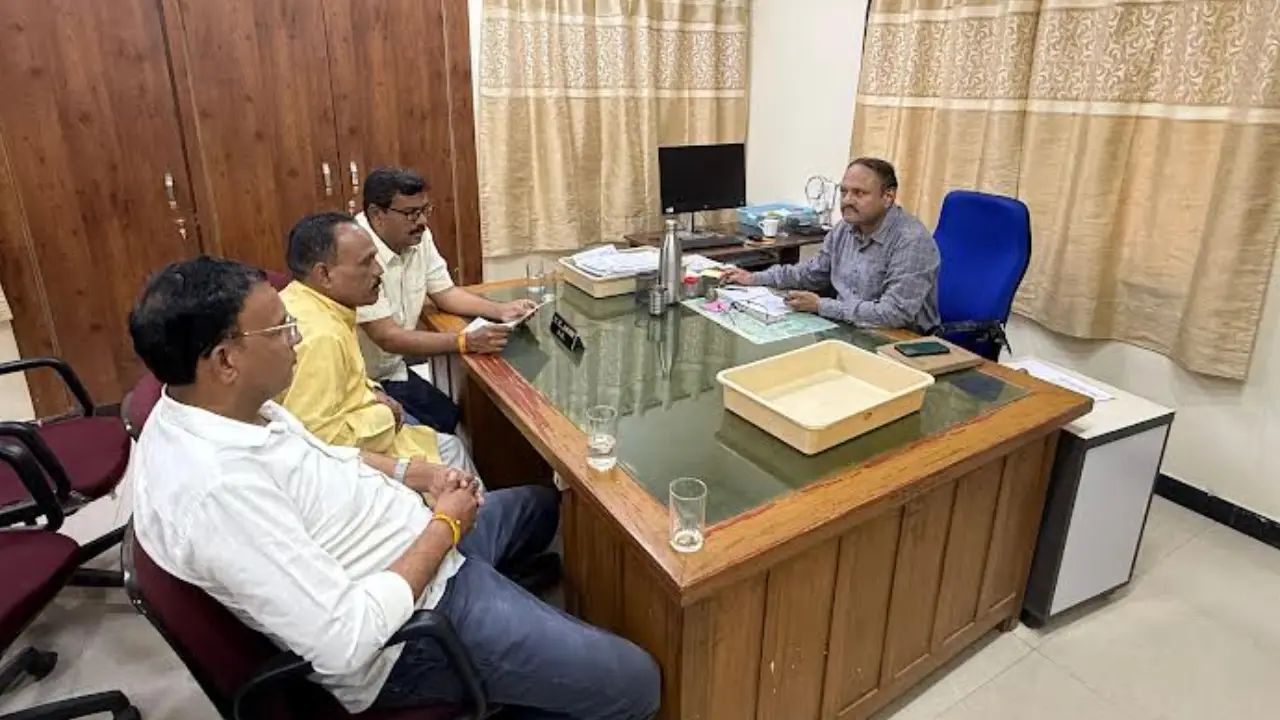 किसानों को सिंचाई के लिए 10 घन्टे दिन में बिजली देने की मांग को लेकर एसी से मिले कांग्रेसनेता