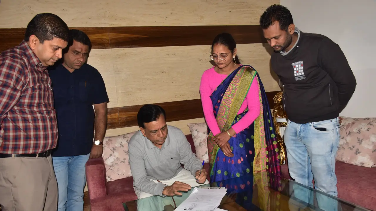 उप मुख्यमंत्री श्री देवड़ा ने विशेष गहन पुनरीक्षण के अंतर्गत अपना गणना पत्रक जमा किया