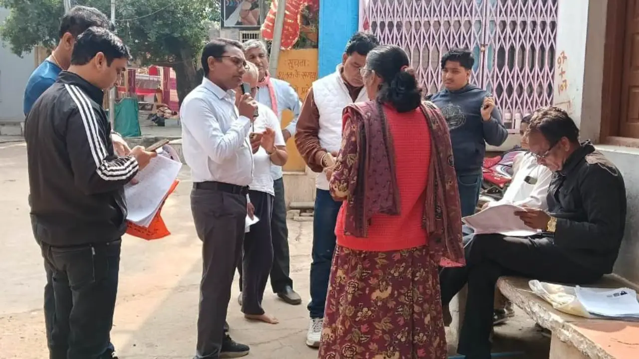 तहसीलदार ने नीमच शहर में एस.आई.आर.कार्य का निरीक्षण किया