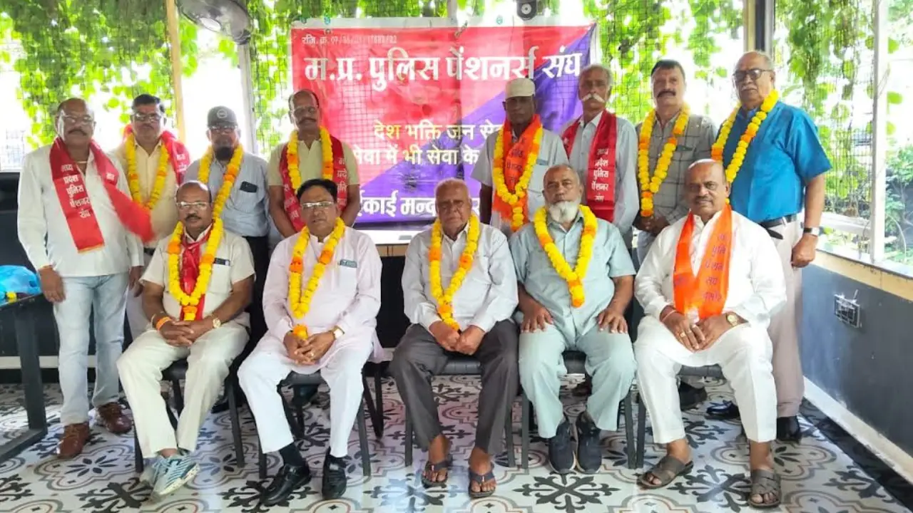 पुलिस पेंशनर संघ मंदसौर के द्वारा दीपावली व ईद मिलादउन्मी मिलन समारोह आयोजित