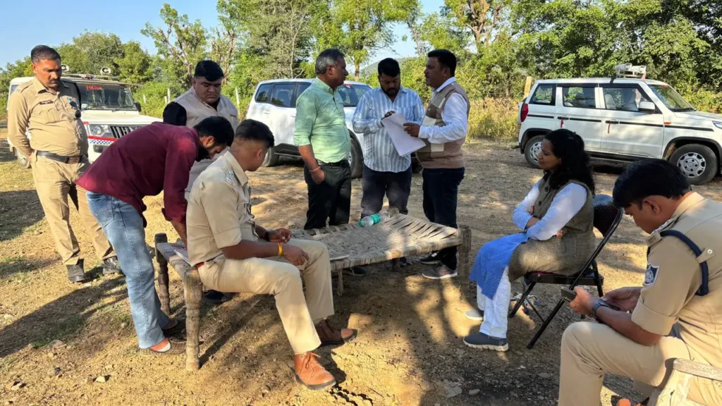 एसडीएम जावद एवं टीम द्वारा अठाना में लाइसेंस शर्तों  का उल्लंघन पाए जाने पर तीन मैग्जिन गोदाम सील 