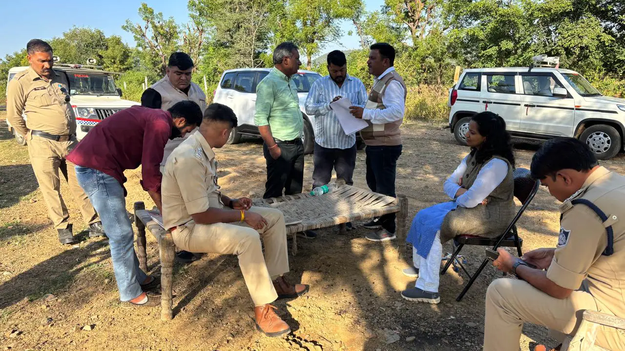 एसडीएम जावद एवं टीम द्वारा अठाना में लाइसेंस शर्तों  का उल्लंघन पाए जाने पर तीन मैग्जिन गोदाम सील 