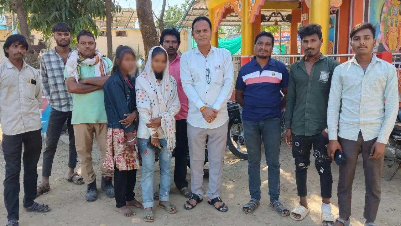 आदिवासी भील समाज की दो बेटियों को अपने भाई माता-पिता को सोपी गई