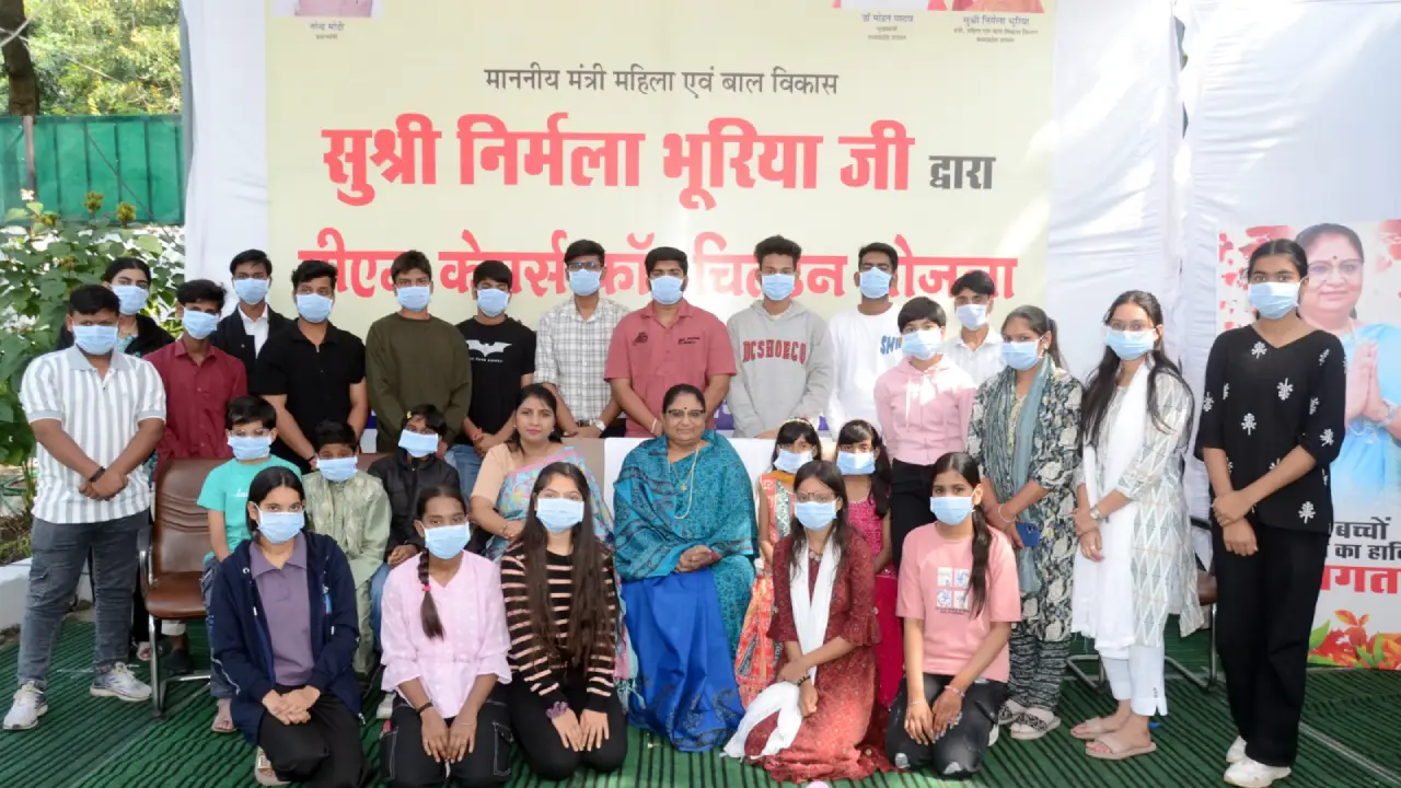 पीएम केयर्स और सीएम कोविड बाल सेवा योजना के बच्चों संग मंत्री सुश्री भूरिया ने किया भोजन, भेंट किए उपहार