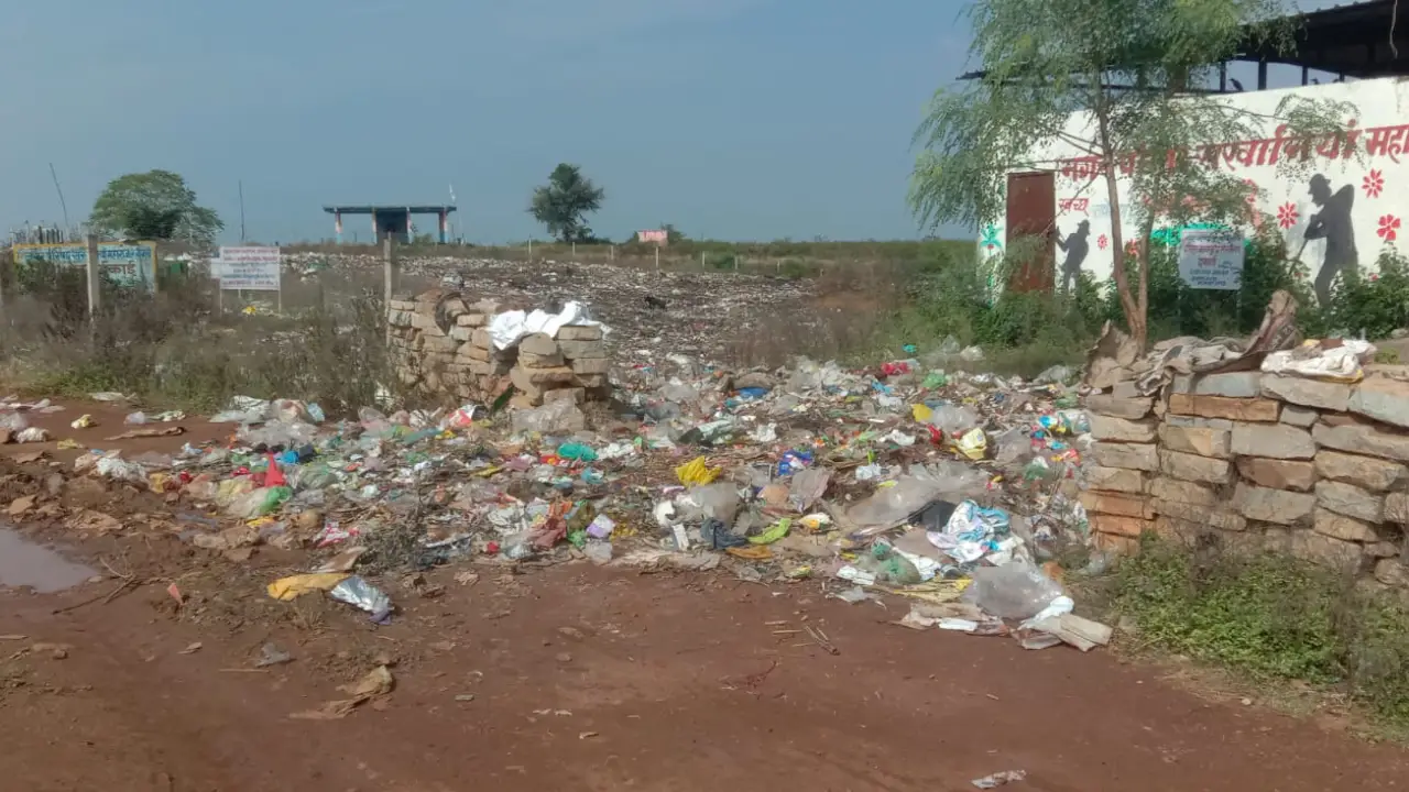 सरवानिया नगर परिषद के ट्रेचिंग ग्राउंड पर गंदगी का अंबार