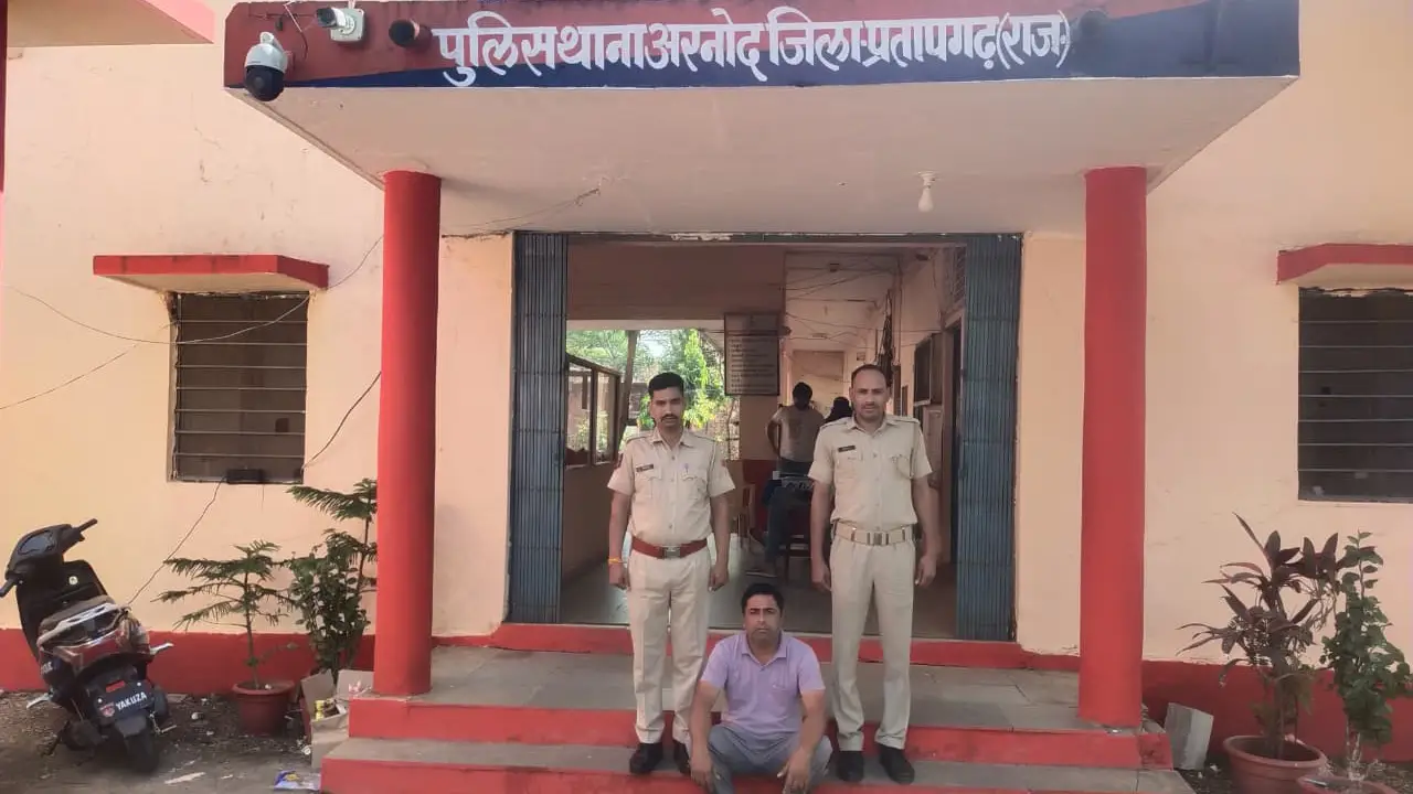 एनडीपीएस एक्ट के मामले मे फरार आरोपी को डिटेन कर गुजरात पुलिस को किया सुपुर्द