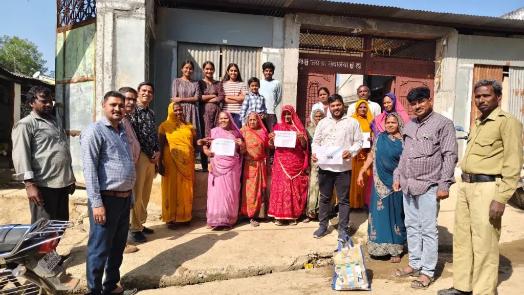 तुंबा में एस आई आर अभियान के अंतर्गत प्रचार प्रसार कर नागरिकों को समझाइए दी गई