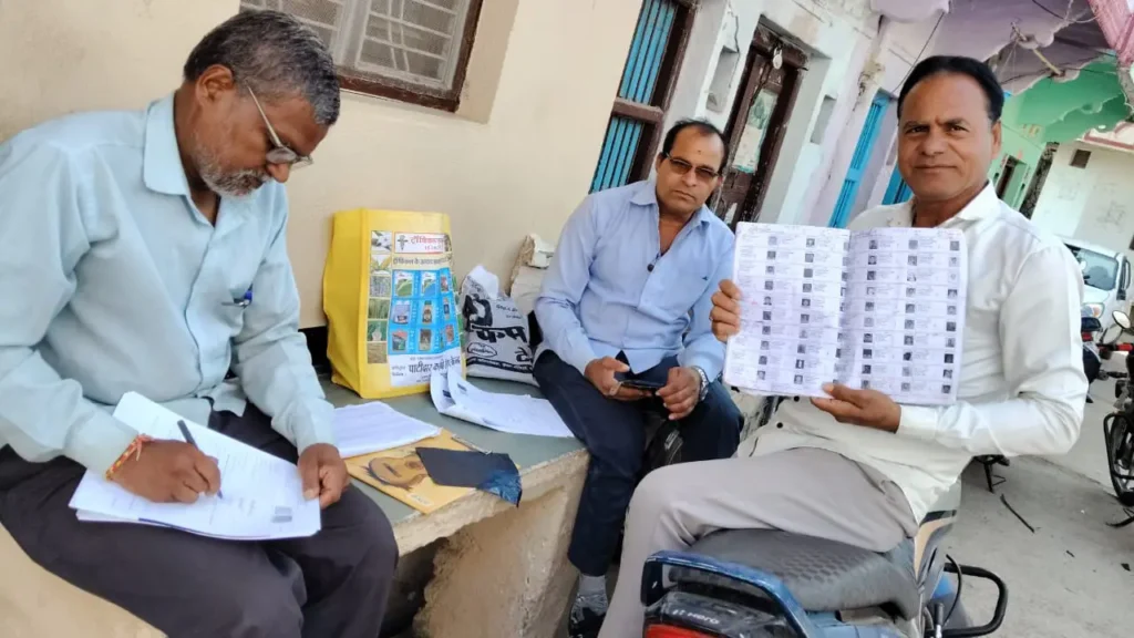 कुकड़ेश्वर नगर में मतदाता सूची निर्वाचन के बि एलओ से काम लेना प्रारंभ किया