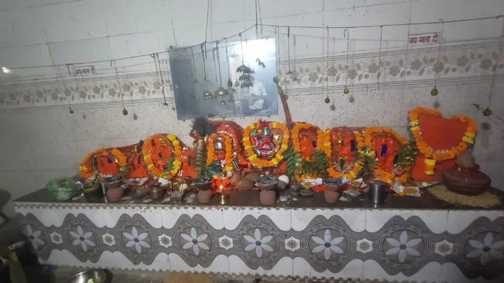 नलखेड़ा में माताजी के मंदिर में लगे चांदी के छत्तर व अन्य आभूषण चोरी, आरोपी सीसीटीवी केमरे में कैद